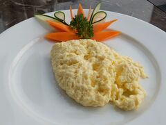 朝食をしっかり食べて町歩きに備えます。
スクランブルエッグ写真を撮る前に食べようとした為少し崩れています。
コックさんは綺麗に作ってくれました。