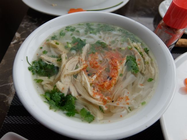 写真中央の赤っぽい物はリュックの中にあった唐辛子です、合うかと思い掛けてみましたが全然ダメでした。それにここのフォーは余り美味しいとは思いませんでした。