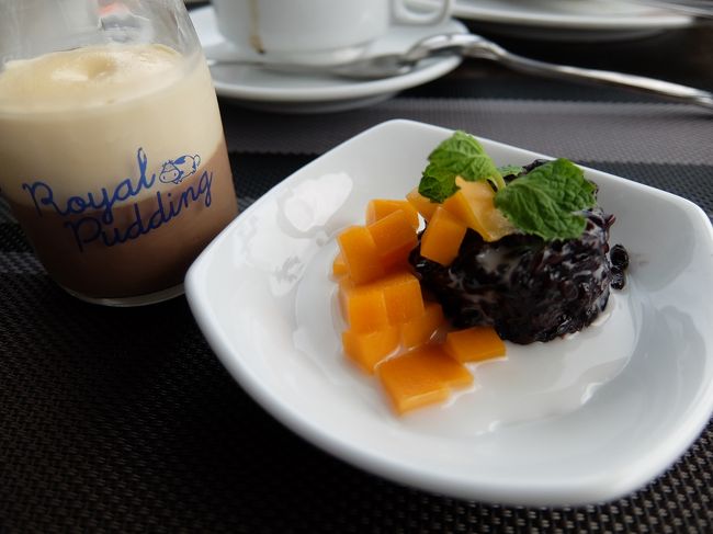 黒っぽいのは豆です。