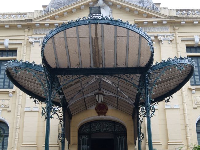 中央部分はマンサード屋根と言うそうです。