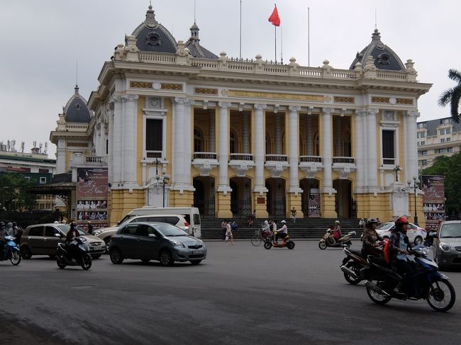 市劇場（オペラハウス）、パリのオペラ座のコピーですがなかなか重厚で優雅です。<br />