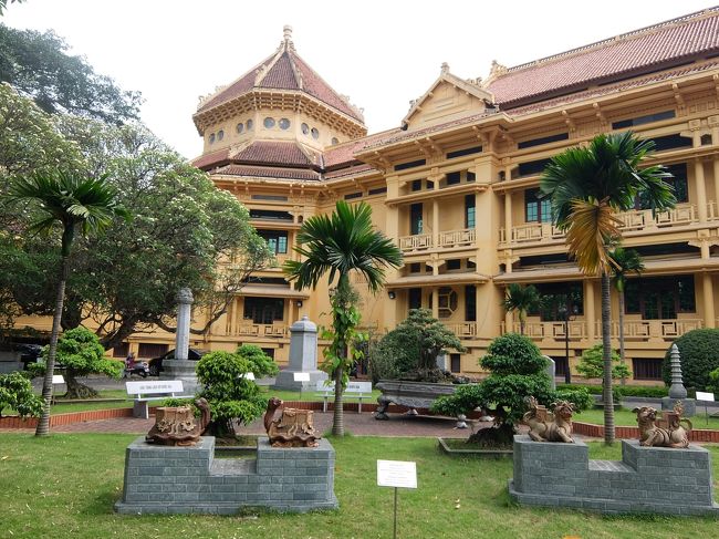 庭園にも沢山展示品があります、ここだけなら無料です。