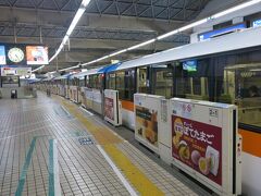 浜松町駅のモノレール乗り場。時間はAM5：00くらいです。
福岡へのフライトが7時だったので余裕をもって始発に近い時間で移動です。