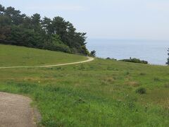 おなか一杯になりましたので呼子周辺を少し観光しようと思い、やってきたのが七ツ釜。しばらくはなだらかな遊歩道を歩いていきます。