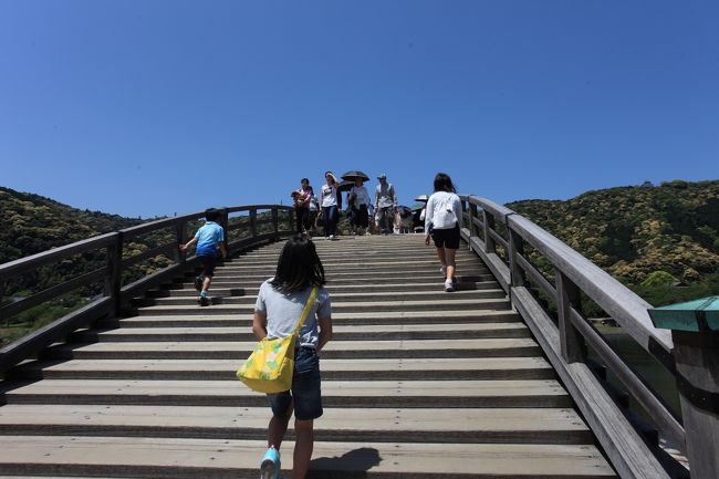 ブツブツ<br /><br />歩きにくいとか<br />ブツブツ言いながらも<br />どんどん先に行きますね