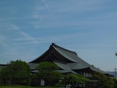 駅から歩いて間もなく
世界遺産【薬師寺】に到着。