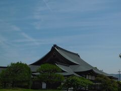 駅から歩いて間もなく
世界遺産【薬師寺】に到着。