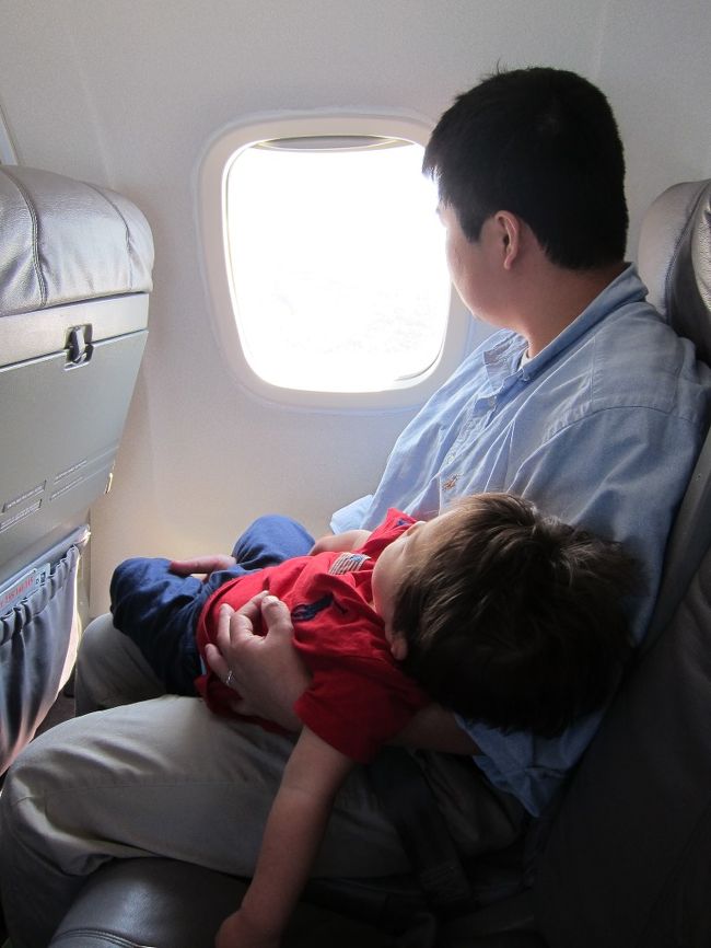 東海岸の我が家から米国国内線でロサンゼルスを目指します。例によって息子は寝てしまい、重い！