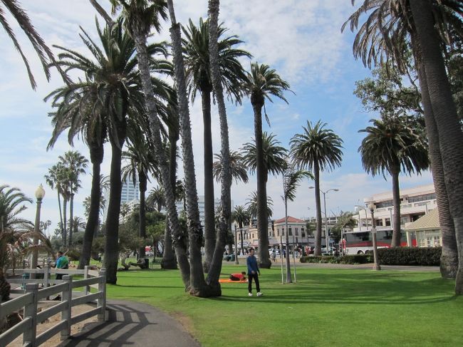80年代の日本のドラマで、サンタモニカの街路樹の間をジョギングするシーンがあったような。ここUS-66の起点でもあるんですね。
