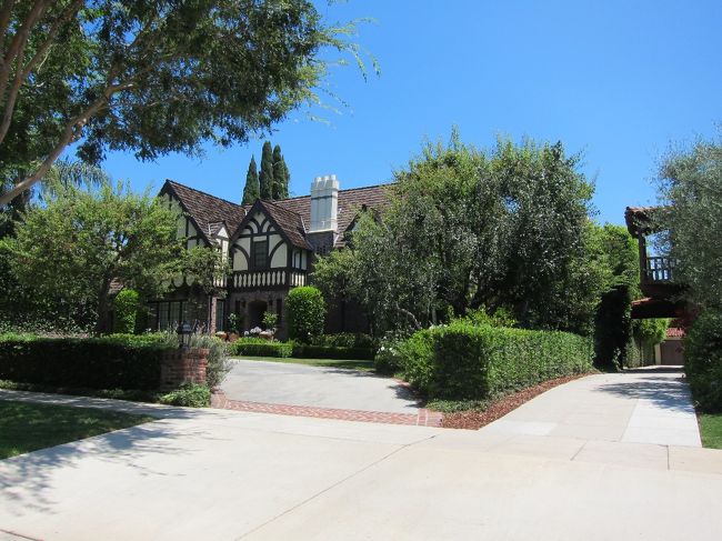 ビバリーヒルズです。噂に違わず大邸宅ばかり。