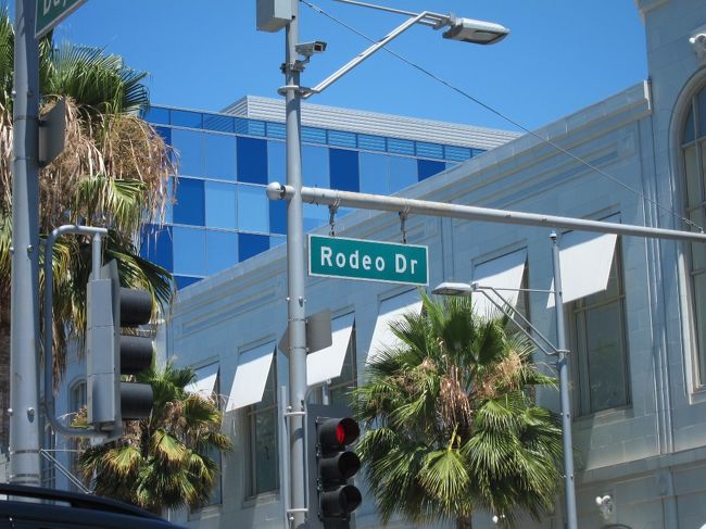 この後、ビバリーヒルズのすぐそばにあるロデオドライブにも立ち寄ってみましたが、高級ブティックばかりでした。走っている車も高級車が多い。僕らが借りたカムリがみすぼらしく見えます。