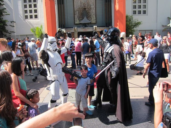 チャイニーズシアターの前です。ダースベイダーにストームトルーパー。うわー、ここ楽しい！　思えば僕ら世代の日本人は80年代のアメリカ映画を散々観てますからね。