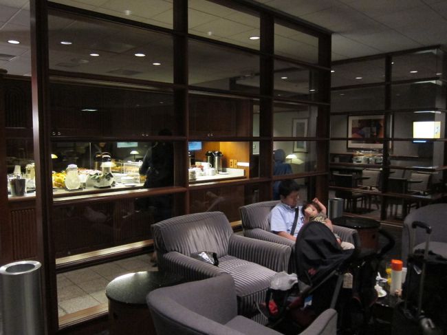 早朝のＵＳエアウェイズクラブにて。ここからフィラデルフィアまで４時間半のフライト。遠いな〜。