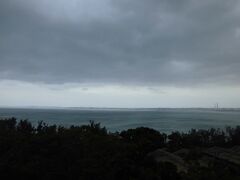 那覇市内へ向かう沖縄自動車道　伊芸SA展望台から。
ど〜んより厚い雲に覆われた鈍色の海を眺めて溜息の最終日。
晴れてたら此処から眺める金武湾の展望は素敵なんだけど残念です。

冬の沖縄は実際こんな天気の日も多いのよね。
旅の前半と後半でここまでお天気の落差が激しかったのは初めて。

でも、今回も良い旅でした。

次回は（こっそり）４月にダイビング目的の旅を計画中。
どこで潜ろうかな？やはり慶良間かしら♪