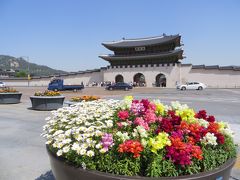 AM 10:20 
景福宮の表門である『光化門』に到着。
韓国らしい門構えです。
