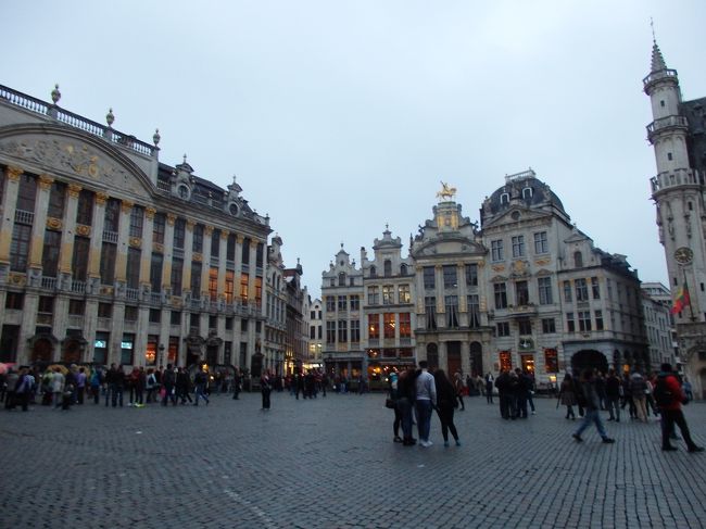 あいにくの小雨だし、日没前の時間のせいか、昔見た時のような感動がなぜかしらない。<br /><br />それにしても、観光客の多さに驚かされます