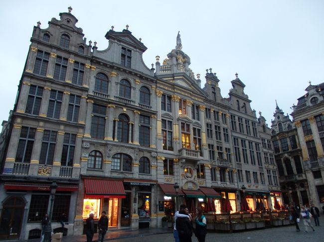 ギルドハウス<br /><br />到着日に行こうかなと思ってたレストランは、９時半ごろだったと思うが、なんと並んでいるではありませんか<br /><br />そんなにお腹もすいてないし、ルフトで出されたサンドイッチあるからいいや