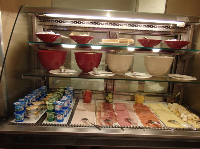 正直言って、品数は少ないです<br /><br />コーヒーか紅茶のサービスもありませんでした