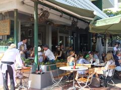 「ﾆｭｰｽｶﾌｪ　Ｎｅｗｓ Ｃａｆｅ」
ガイドブックや旅行サイトに 大抵載ってる２４時間オープンしているＣａｆｅ♪
地元の人の利用も多く 各国の新聞や雑誌を読むことができるらしい 〆(._.)