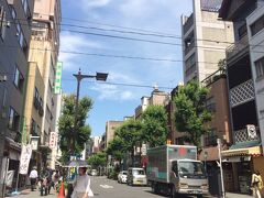 12時半過ぎ 甘酒横丁を散策。
飲食店が立ち並ぶ。名前の由来は昔横丁の入り口に甘酒屋があったからとか。