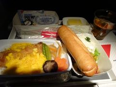 11月29日土曜日0:30、羽田空港国際ターミナルよりシャルルドゴール空港に向け出発。
羽田の国際線を使うのは初めてでした♪

仕事後、キャリーを取りに家に帰り、お風呂に入ってから出発。
着いたら、なんでか乗る便の出発時間が早まってる…
10分くらいだったかな？
カウンターのお姉さんに聞いたら「特に理由はないと思いますぅ」
と言われ…( ^ω^ )そんなもん？？？

チェックインはウェブで済ましといたんだけど、
友人がギリギリまで来なかったので、先に荷物をドロップ。

到着後、もめてるなぁ…と思ったら結果的に出国出来ないということで、
突然の１人旅！！！

「お連れ様は、あと5分で行くか行かないか決めてください！」と言われ
とても悩みましたが、行かないよりは行った方がいいと思い一人で飛行機に乗り込みました。
隣は空き席なのでのんびりしてたら、中国人のオバサンがやってきて、
ここがいいわ！！！と座り始めた…（言葉はわからないけど）
そしてとてもとてもニンニク臭い…。

どうすることも出来ない私（笑）

そして、早々と１回目のお食事。
日本食♪

親子丼のような…なんだったかな(^^;)
あとはサラダ、パン、ケーキ、チーズとクラッカー。



