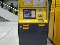 シャルルドゴール空港に到着しました！
色々ゴタゴタがあり、予約していた列車に乗れず…
CDG空港からブリュッセルまで45ユーロ、6300円くらい。

ちなみに、ヨーロッパの列車はSNCFのサイトから予約出来ます。
http://www.voyages-sncf.com

早く買えば買うほどお得です。
英語表記で、クレジットカードでの決済が出来ます。
行き先によって、メールでQRコードが送られてくるか、
チケットが郵送されてくるかのどちらかとなります。
ちなみに空港からブリュッセルまではQRコードでした。楽ですね〜。

予約しないで当日買うとかなり高いので、前もって準備をおすすめします☆
この機械で購入出来ます。カード決済もOKです♪