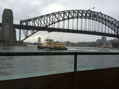 Manlyからの帰りのフェリーの中からのHarbour Bridge。