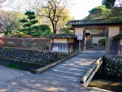 〔 武家屋敷(旧小関家) 〕

そしてやってきたのが、住宅街の一角にひっそりと残る「武家屋敷(旧小関家)」です。
この屋敷の前にも掘割が通り、そこに清冽な水が流れていて、とっても静謐な雰囲気を醸し出しています。