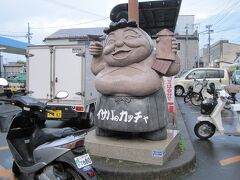 八戸の陸奥湊駅前には市場があり、駅前にはイサバのカッチャ像があります。
イサバのカッチャとは、『魚や海産物を売っている母さん』という意味になるのでしょうか。