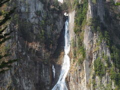 三国峠経由で爽快なドライブを堪能して着いたのは層雲峡です。
まず、銀河の滝です。