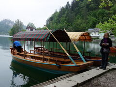 ブレッド湖に到着。この小舟で島に渡ります。