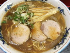 層雲峡からあさひかわラーメン村へ。昼食は天金でいただきました。うまかったぁ。
この辺りは旭山動物園に近いようでラーメン村には修学旅行らしき
学生さんがたくさん来ていました。

自分はホームセンターで段ボール箱を調達したり（フライトが
ジェットスターなので受託手荷物をケチって帰りの便だけにして
います）、ガソリンを給油したりと、ロードサイド店でしたいことを
済ませておきました。