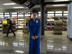 ノイバイ空港到着。国際空港なのでとてもきれい。アオザイのお姉さんがいたのでお願いして写真を撮る。清楚な感じで「え？私を撮るんですか」と驚いていたけど、はにかんだ表情が素敵。ベトナム女性らしい。