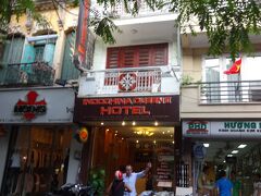 空港からタクシーでホテルへ移動 (35 万ドン - 1750 円くらい)。ホテルは旧市街にある Indocina Queen II Hotel。細長い作り