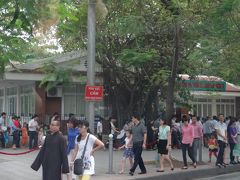 ホーチミン廟の行列。長かった。。。並ぶのは異様に長いが、観るのは 30 秒くらい。。。無理に行かなくてもよかったような。