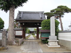 法要寺
法要寺は鴻神社からＪＲ鴻巣駅東口方向に少し歩いたところにあります。中山道から少し入ったところにあります。法要寺の寺紋は、加賀百万石前田家の家紋と同じ「梅に鉢」です。