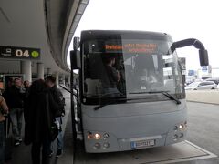 このバス乗る時に『ブラチスラバ空港へ直行か？』と聞いたところ『ダー』という返事が帰って来たのですが、何とウィーンの空港を経由します。
ウィーンの空港で８割方満席となりました。
ここまで約２０分位です。