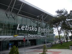 ブラチスラバの空港は小さいけれど新しく全面ガラス張りのとてもお洒落な空港でした。