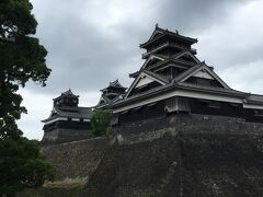 熊本城へは、道路渡ってすぐでした。
