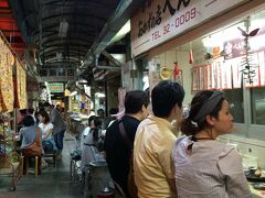 べんり屋へ。とても混んでいます。
並んで10分ほど待ちました。
栄町は通路に椅子があり、座って食べるスタイルのお店が多いです。