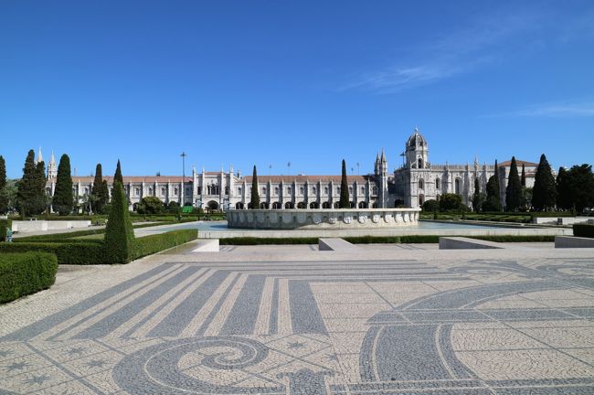 引き続き道路を地下道で渡りジェロニモス修道院へ。入口は結構混雑していましたが、ツアーの利点で待ち時間なしで横から入れます。