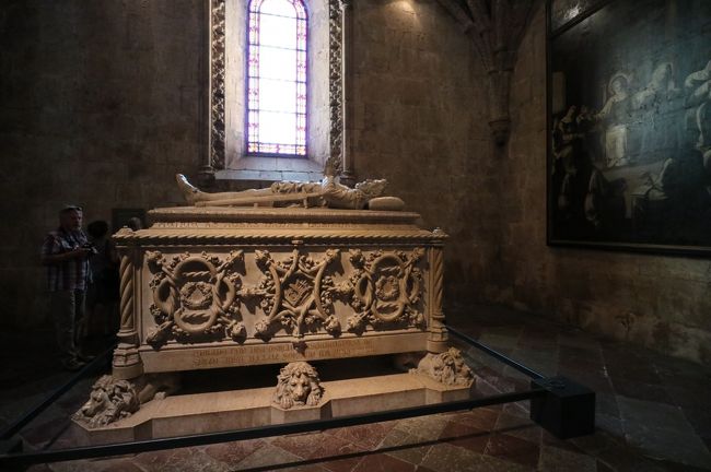 西門から教会へ入りすぐ右にあるのが詩人、カモンイスの石棺