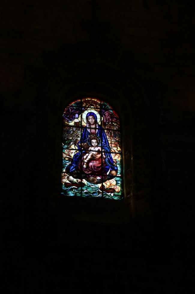隣のステンドグラスはマリア＋キリスト
