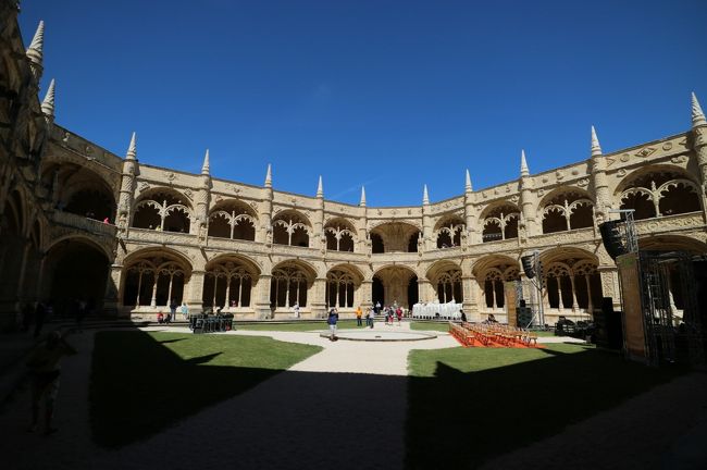 回廊。何かのイベントの準備中で大音量の音楽を流していました。　なんか場違いな感じ、修道院の回廊って静かな場所ではないの。