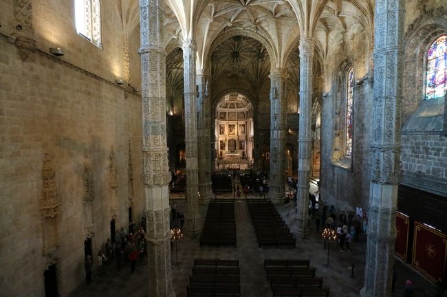 回廊を２階に上り、教会を上から見渡す。