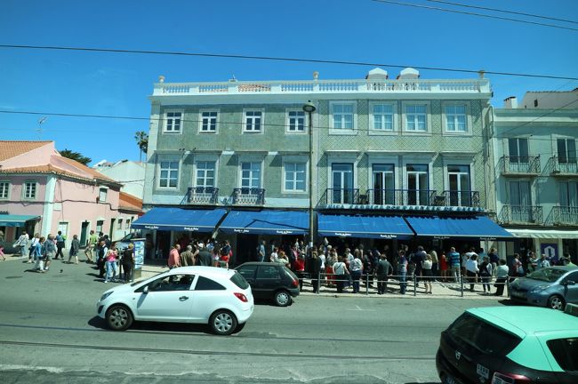 車窓よりエッグタルトで有名なパスティス・デ・ベルン。お持ち帰りの人の長い行列ができています。ツアーバスの運転士さんが私たちが観光している間に並んで買ってくれました。暖かいかりっとした感じでおいしかったです。