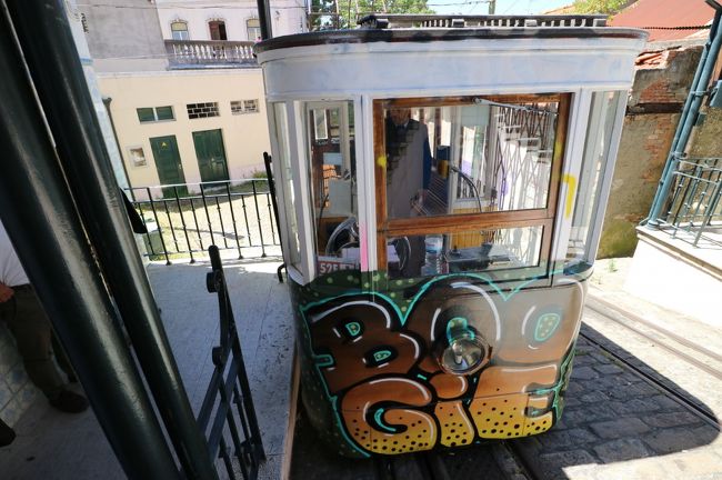 ケーブルカーのグロリア線乗車という事で、サンロケ教会横までバスで来たところ強風で木の枝が折れ、ケーブルカーが立ち往生していました。よくある事という事で、急遽ラウラ線に変更、モラエスの生家付近から乗車。