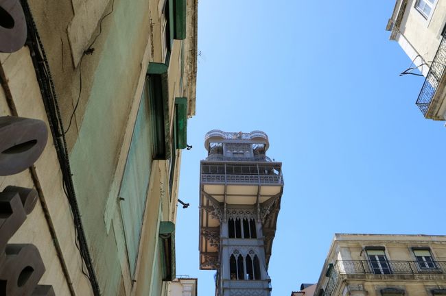 上部に飛び出して見えるのは展望台。別料金、エレベータの出口に螺旋階段がありその入り口でチケットが必要でした。　ただ、アバウトなようで帰りは自由に上れるようになっていました。