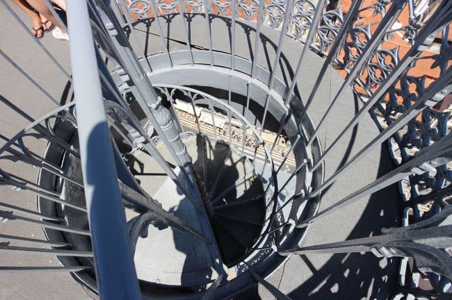 螺旋階段を通して地上が見えます。