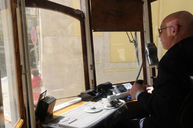 市電は約２０分で一周します。このあとちょっとお茶して、地下鉄で帰ります。平日の夕方ですが地下鉄グリーンラインは３両編成でした。